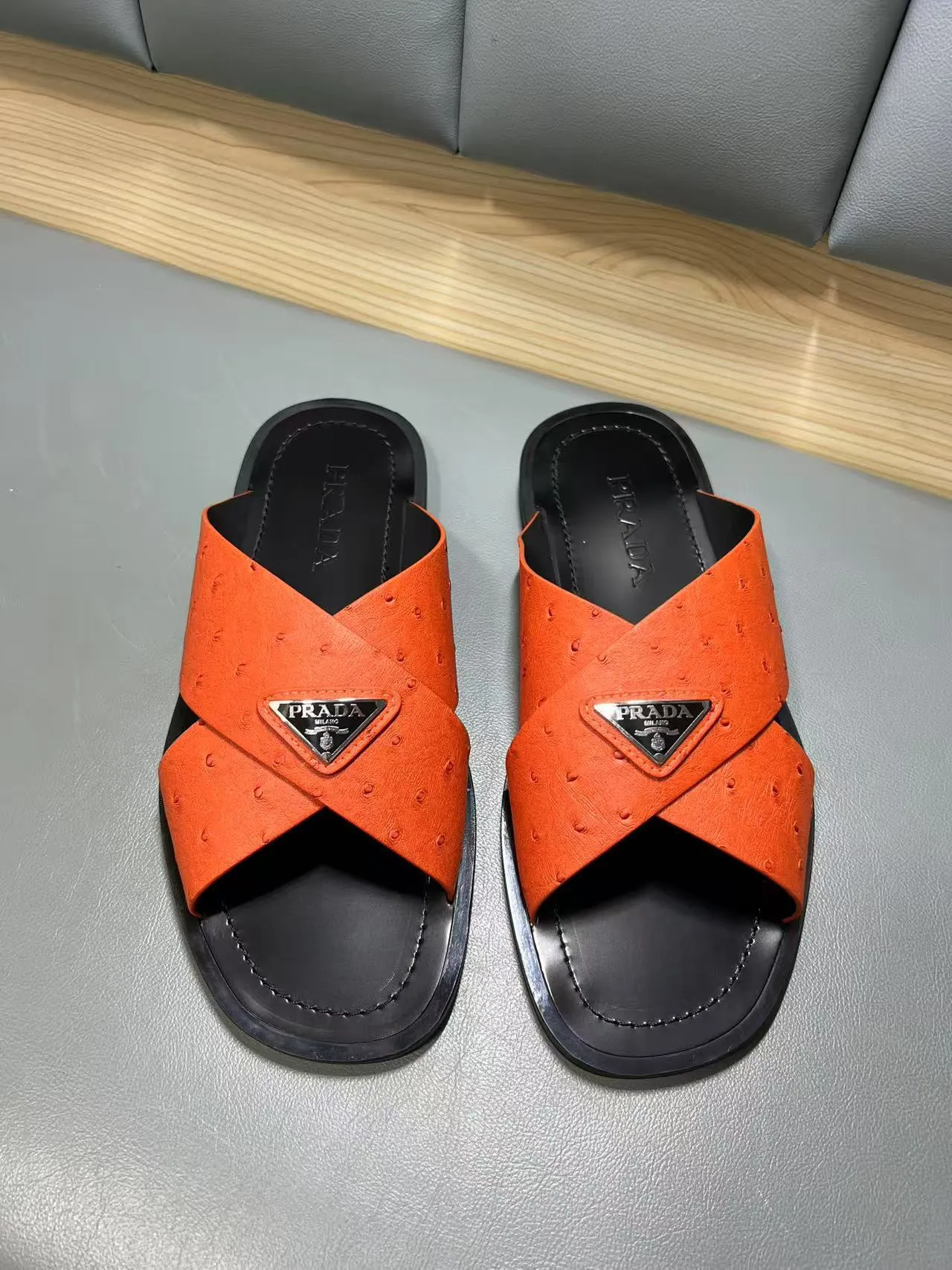 340💰PRADA Prada’s latest slippers are synchronized with the official website. This slipper is made of the brand’s unique and iconic Saffiano leather. The brand logo jumps out from the double straps, and the brand style is clearly visible. Cowhide gives men elegant charm and functional design, making it an ideal choice for vacation and leisure. Size:38-45